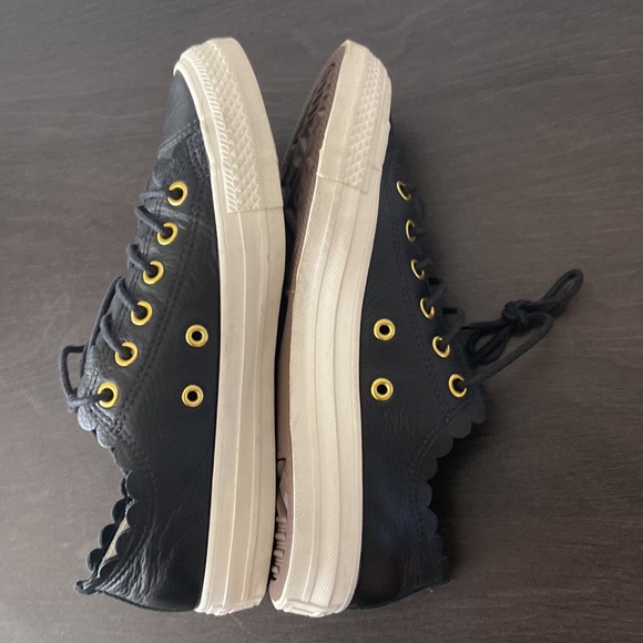 Women Converse size 7 black leather sneakers( runs 1/2 size bigger) - Picture 8 of 9